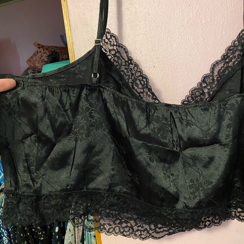 Black Floral Lace Trim Satin Cami Crop Top 4x Shein - Picture 6 of 14